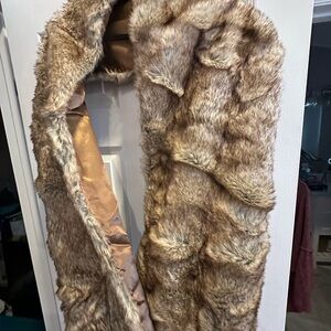 David bridal Luxurious Faux Fur wrap in Brown
Used for a winter wedding